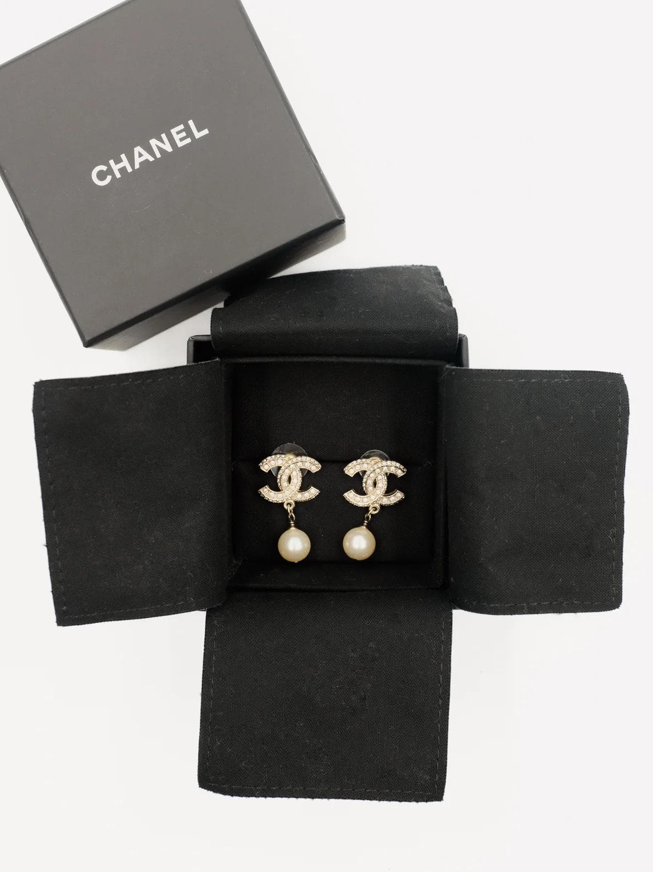 Chanel CC Pearl - Image 2
